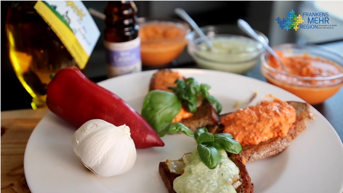 Dreierlei Pesto, auf einem Teller angerichtet mit einer roten Spitzpaprika