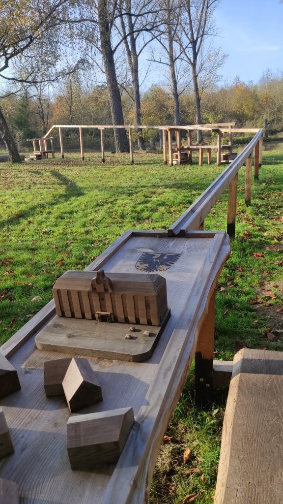 Holzkugelbahn am Gräfweiher mit Spielstationen und Kugelbahnstrecke inmitten einer grünen Parklandschaft – Freizeitspaß für Groß und Klein.