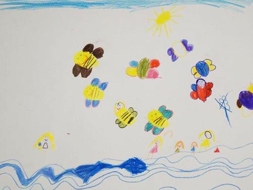Gemaltes Kinderbild mit vielen Schmetterlingen, die über einer badenden Familie flattern.