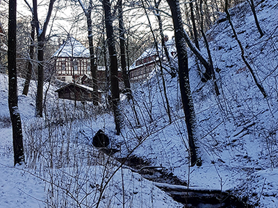 Winterlich verschneiter Wald mit Blick auf Tiefenbachtal und Wildbad