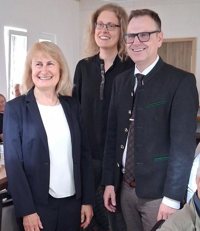 Helga Kerwagen, Lisa Rauscher, Landrat und 1. Vorsitzender des LPV Dr. Christian von Dobschütz