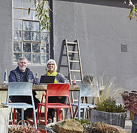 Michael Schmutzer und Sabine Sauber sitzen am Tisch