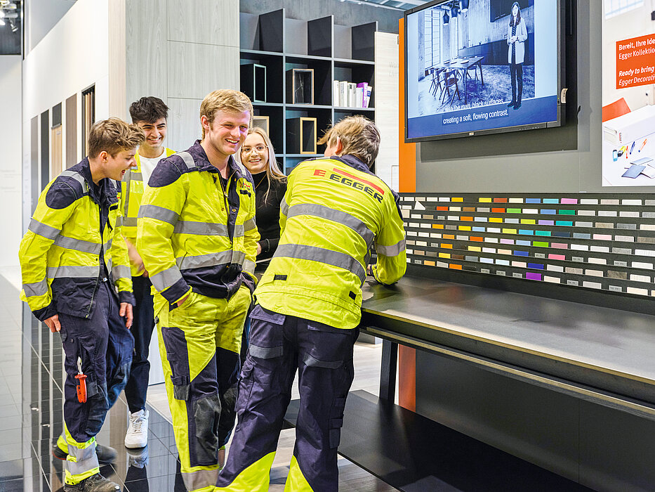 Auszubildende im Gespräch