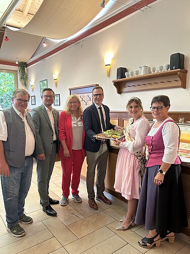 Lokalpolitiker mit Renate Ixmeier und Karpfenkönigin Svenja