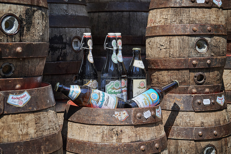 Bierfässer auf denen Bügelflaschen stehen