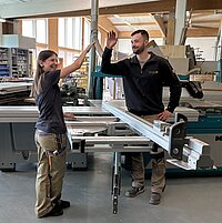 JobChecker Anna-Lena und Geselle Janis in der Werkstatt bei der Schreinerer Grimm