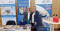 Sigrid Baßler, Koordinatorin für Seniorenangelegenheiten im Landkreis und Heike Kühl am Stand vom Landratsamt Neustadt a.d.Aisch-Bad Windsheim mit der Gesundheitsregionplus des Landkreises. 
