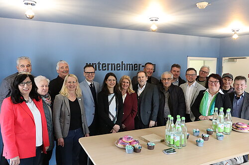 Mitglieder des Kreistags zusammen mit den stellvertretenden Landräten, Landrat Dr. Christian von Dobschütz (Fünfter v.l.) und Julia Tschawdarow (Sechste v.l.), Sachgebietsleiterin Strategische Wirtschafts- und Standortentwicklung, bei der Eröffnung der Unternehmer-WG.