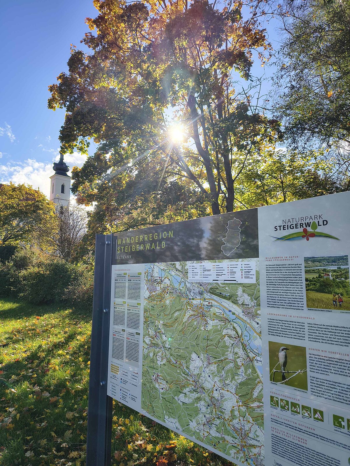 Eine Wandertafel bei Sonnenschein