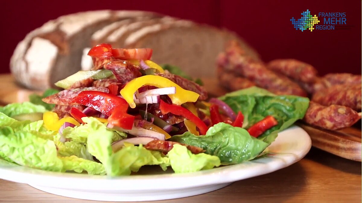 Wurstsalat, Bauernbrot im Hintergrund
