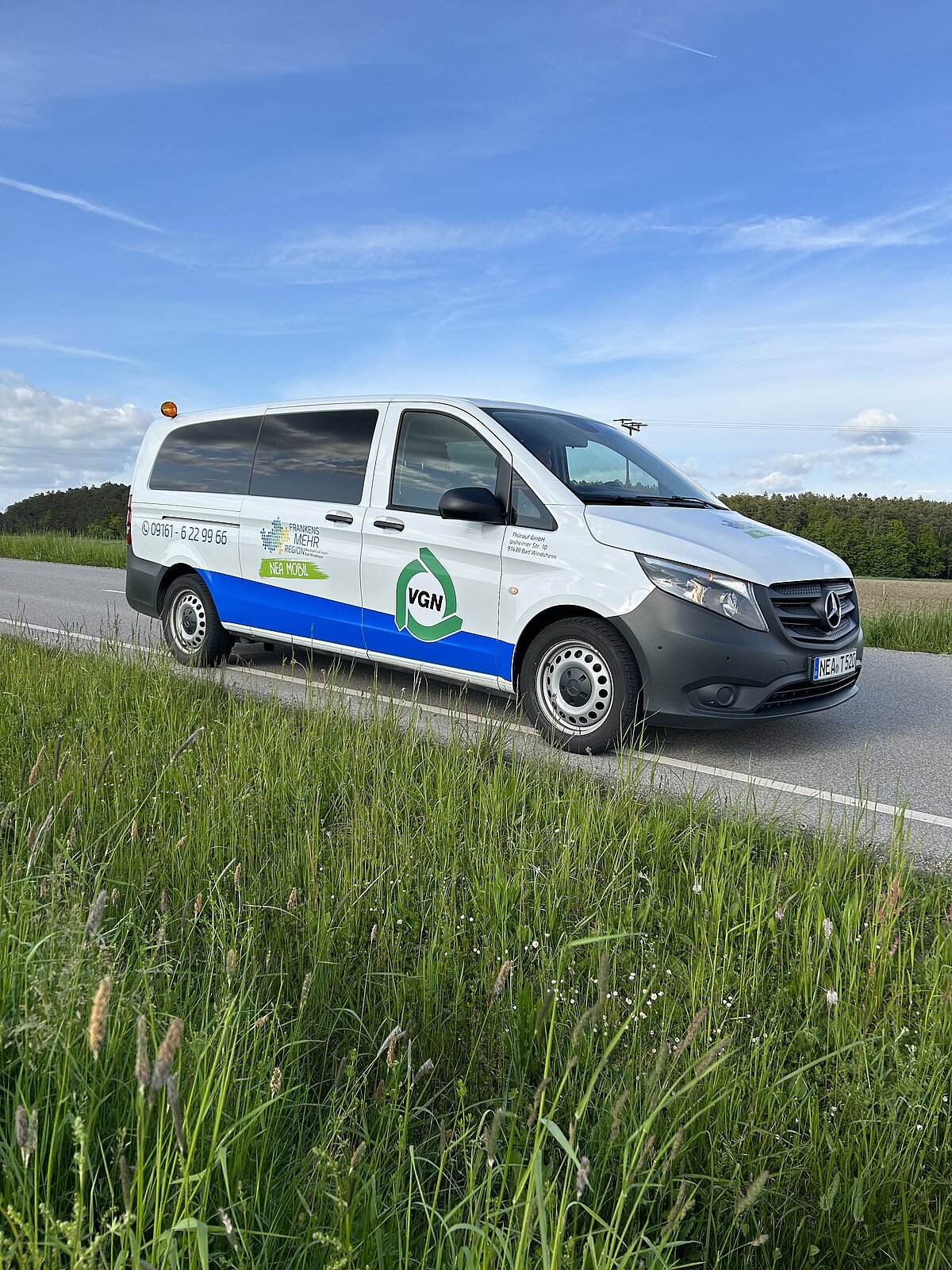 NEA Mobil auf der Straße.