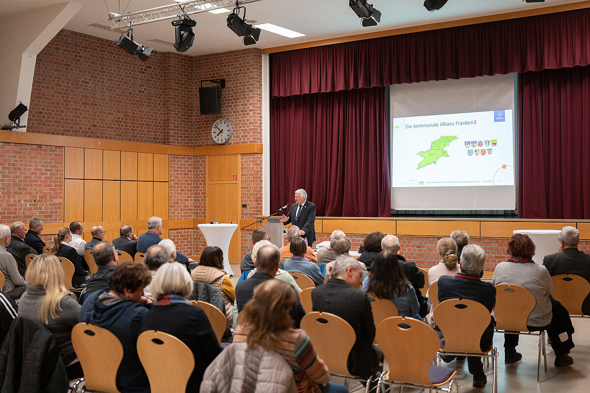 Reinhard Streng, stellvertretender Landrat und Geschäftsführer der WIR.FÜR.UNS. UG (haftungsbeschränkt) stellt den Zuhörenden die Ziele des Regionalen Netzwerkes für Gesundheit & Pflege vor.