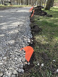 Fähnchen zur Wurzelmarkierung neben neuer Tragschicht (Bild: Bayerische  Landesgartenschau Bad Windsheim 2027 GmbH)    