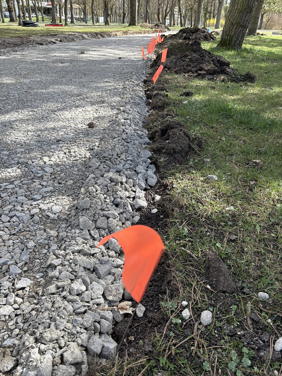 Fähnchen zur Wurzelmarkierung neben neuer Tragschicht (Bild: Bayerische Landesgartenschau Bad Windsheim 2027 GmbH)