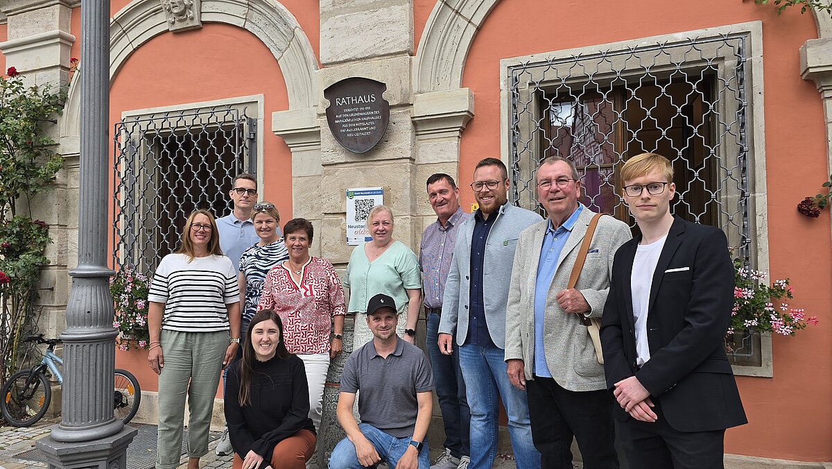 v.l.n.r. (stehend): Christine Richert (Typoholica Mediengestaltung), Thilo Schulze (Werbeagentur Kameleon), Gudrun Dietsch,  Claudia Hirschlach (Gästeführerinnen), Sabine Fink (Leitung Stadtmarketing), Rüdiger Eisen (Wirtschaftsförderer), Erster  Bürgermeister Alexander Müller, Bernd Klatt (Gästeführer), Jochen Ringer (Leiter Museen im Alten Schloss);  v.l.n.r. (knieend): Theresia Mezereli (Kommunale Allianz NeuStadt und Land), Henrik Kubik (Videograf Im Kasten). 
