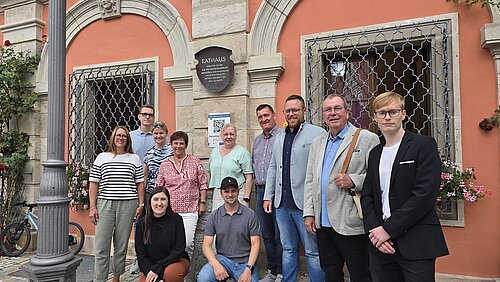 v.l.n.r. (stehend): Christine Richert (Typoholica Mediengestaltung), Thilo Schulze (Werbeagentur Kameleon), Gudrun Dietsch,  Claudia Hirschlach (Gästeführerinnen), Sabine Fink (Leitung Stadtmarketing), Rüdiger Eisen (Wirtschaftsförderer), Erster  Bürgermeister Alexander Müller, Bernd Klatt (Gästeführer), Jochen Ringer (Leiter Museen im Alten Schloss);  v.l.n.r. (knieend): Theresia Mezereli (Kommunale Allianz NeuStadt und Land), Henrik Kubik (Videograf Im Kasten). 