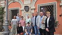 v.l.n.r. (stehend): Christine Richert (Typoholica Mediengestaltung), Thilo Schulze (Werbeagentur Kameleon), Gudrun Dietsch,  Claudia Hirschlach (Gästeführerinnen), Sabine Fink (Leitung Stadtmarketing), Rüdiger Eisen (Wirtschaftsförderer), Erster  Bürgermeister Alexander Müller, Bernd Klatt (Gästeführer), Jochen Ringer (Leiter Museen im Alten Schloss);  v.l.n.r. (knieend): Theresia Mezereli (Kommunale Allianz NeuStadt und Land), Henrik Kubik (Videograf Im Kasten). 