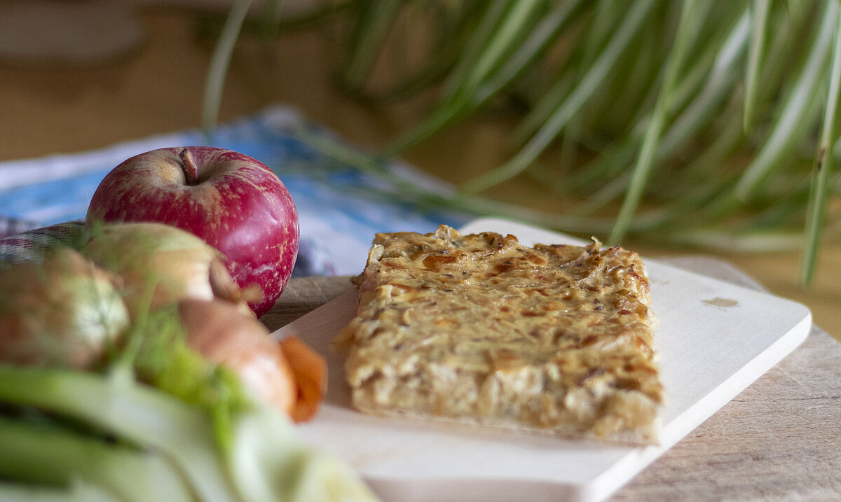 Zwiebelkuchen mit Äpfeln daneben