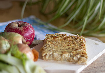Zwiebelblootz mit Äpfeln
