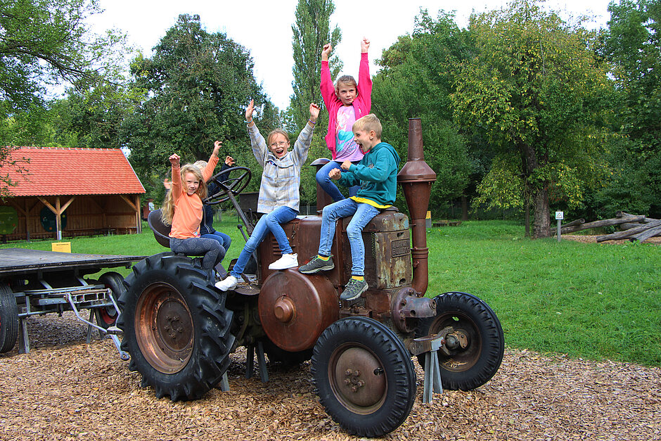 Kinder auf einem Traktor 