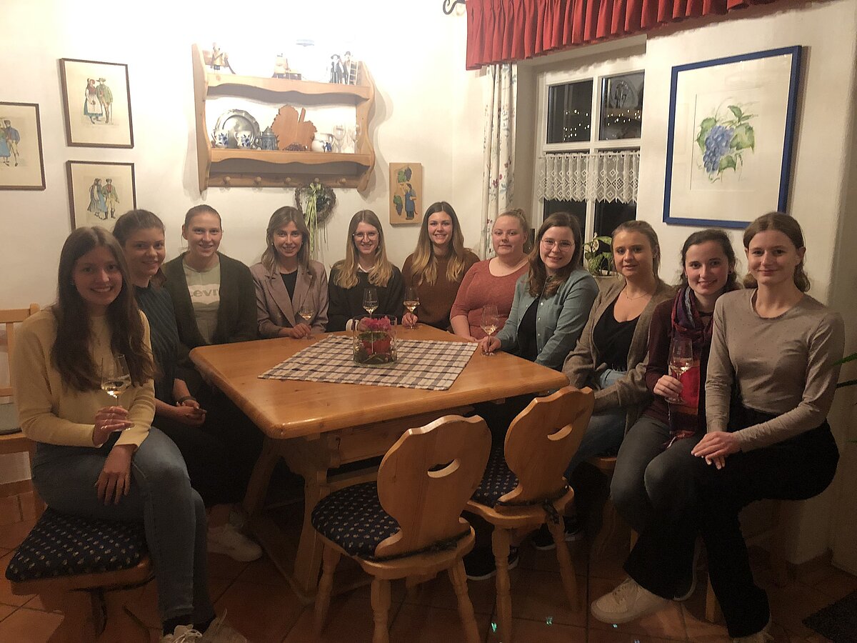 Weinhoheiten beim Neujahrstreffen der Arbeitsgemeinschaft Mittelfränkische Bocksbeutelstraße 2023 © Elena Schuster