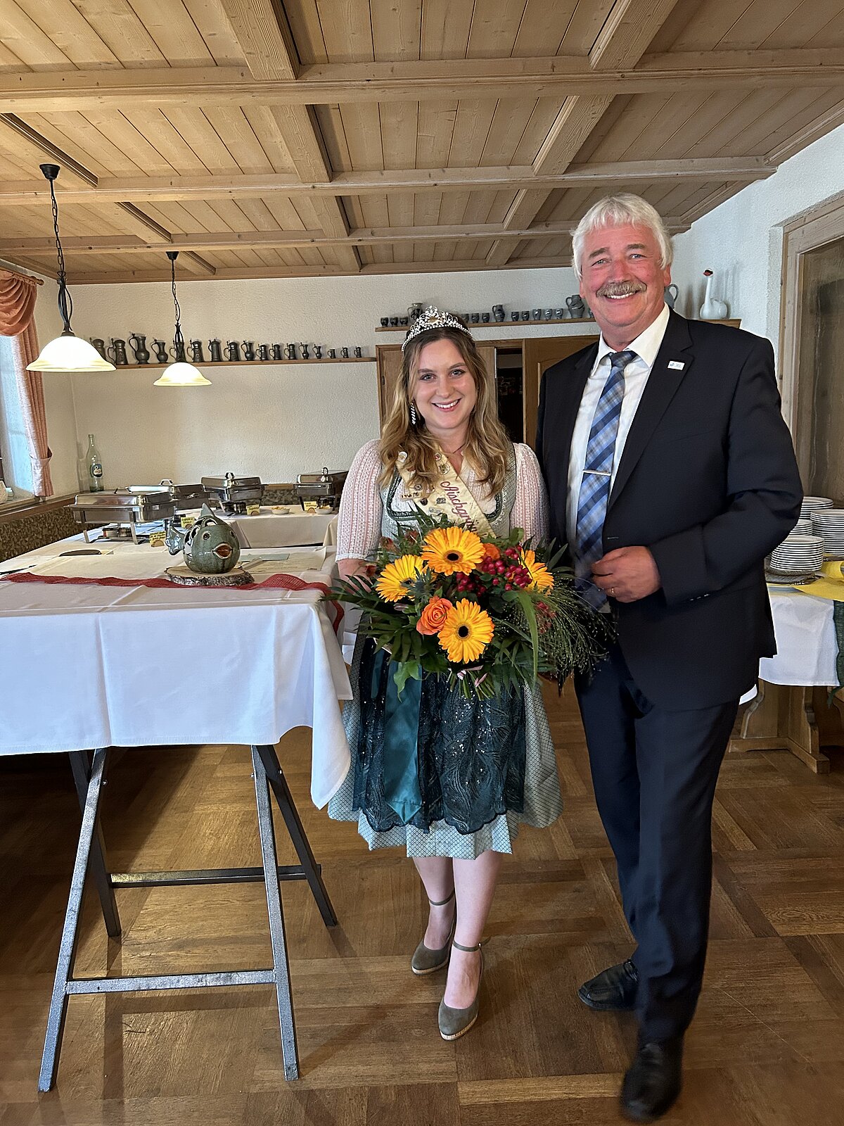 Karpfenkönigin Svenja I. und stellvertretender Landrat Reinhard Streng eröffnen die Aischgründer Karpfenschmeckerwochen im Brauerei-Gasthof Prechtel in Uehlfeld