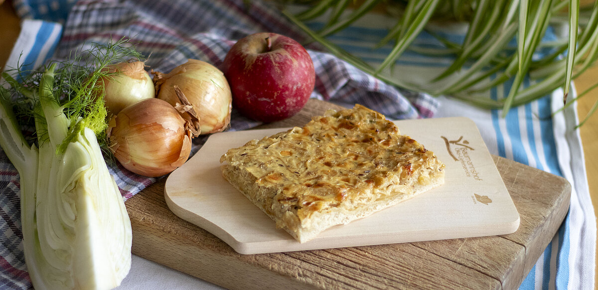 Zwiebelkuchen auf einem Holzbrett