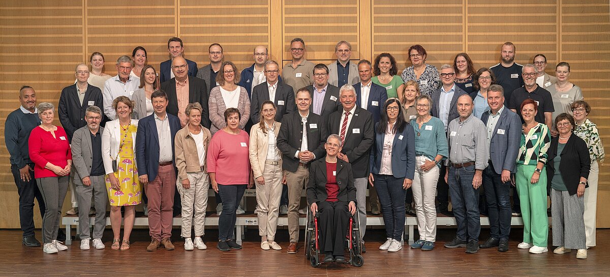 Gruppenbild mit vielen Personen