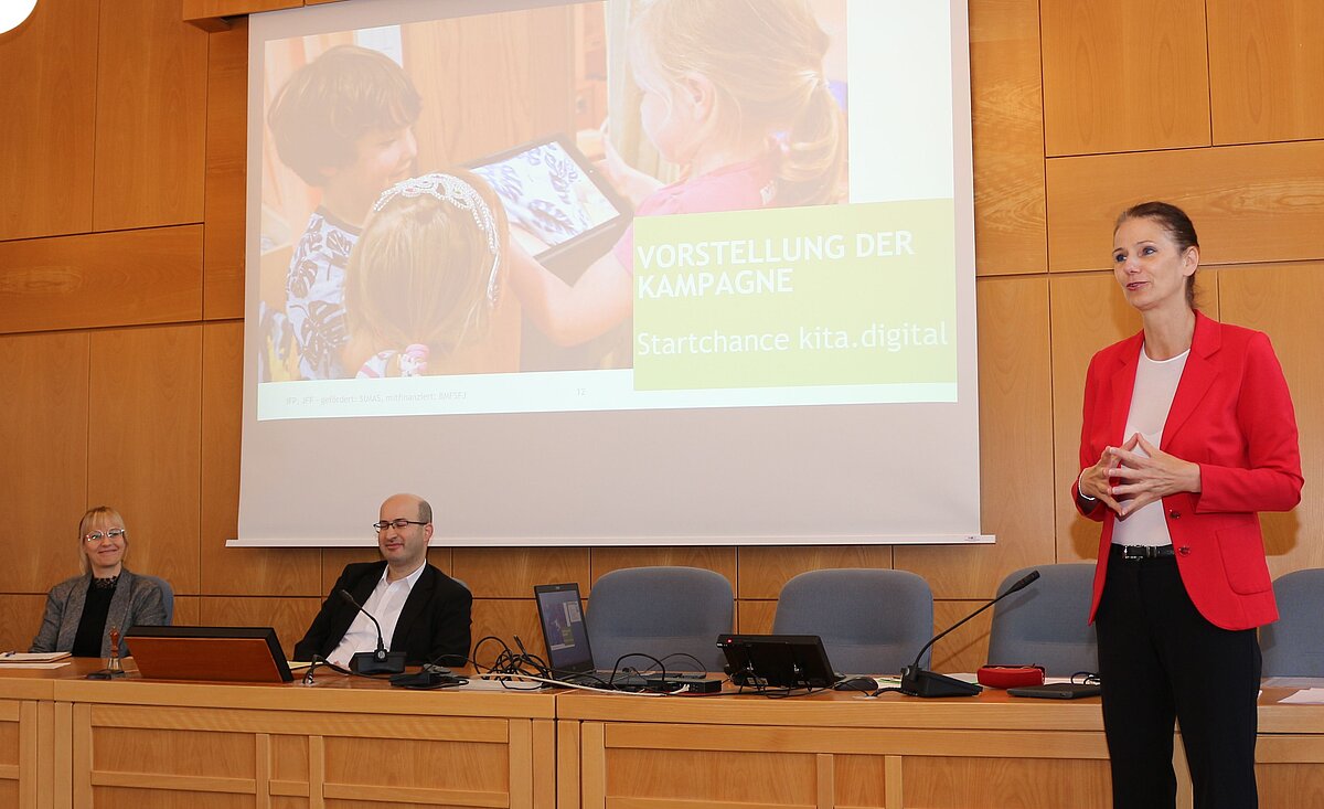 Im Sitzungssaal des Landratsamtes zeigt kita.digital-Coachin eine Präsentation