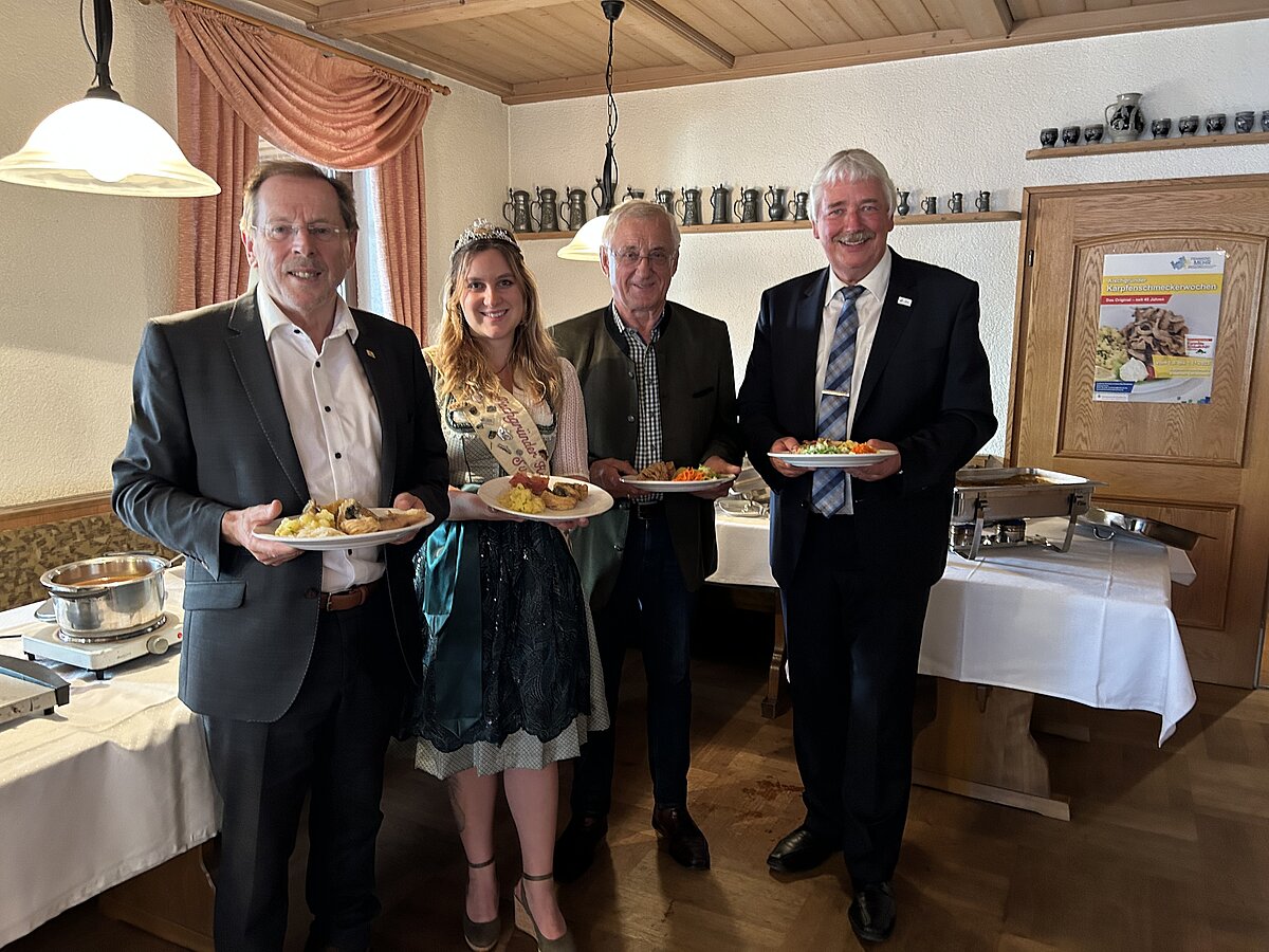Ehrengäste bei der Eröffnung der Aischgründer Karpfenschmeckerwochen im Brauerei-Gasthof Prechtel in Uehlfeld