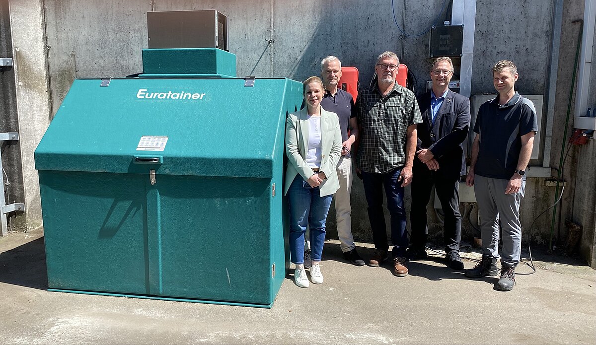 Fünf Personen zeigen den neuen Kühlbehälter für Wildschweinaufbrüche auf der EVA Dettendorf