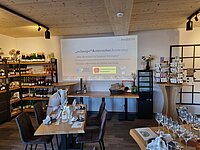 Zwischen Edelbränden und Weinregalen begann der Abend in Burghaslach: Der Verkaufsraum wurde zum stimmungsvollen Verkostungs- und Veranstaltungsraum.