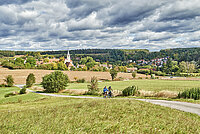 Der Ort Münchsteinach von oben mit Grünen Flächen im Vordergrund und das Münster, welches empor geht 