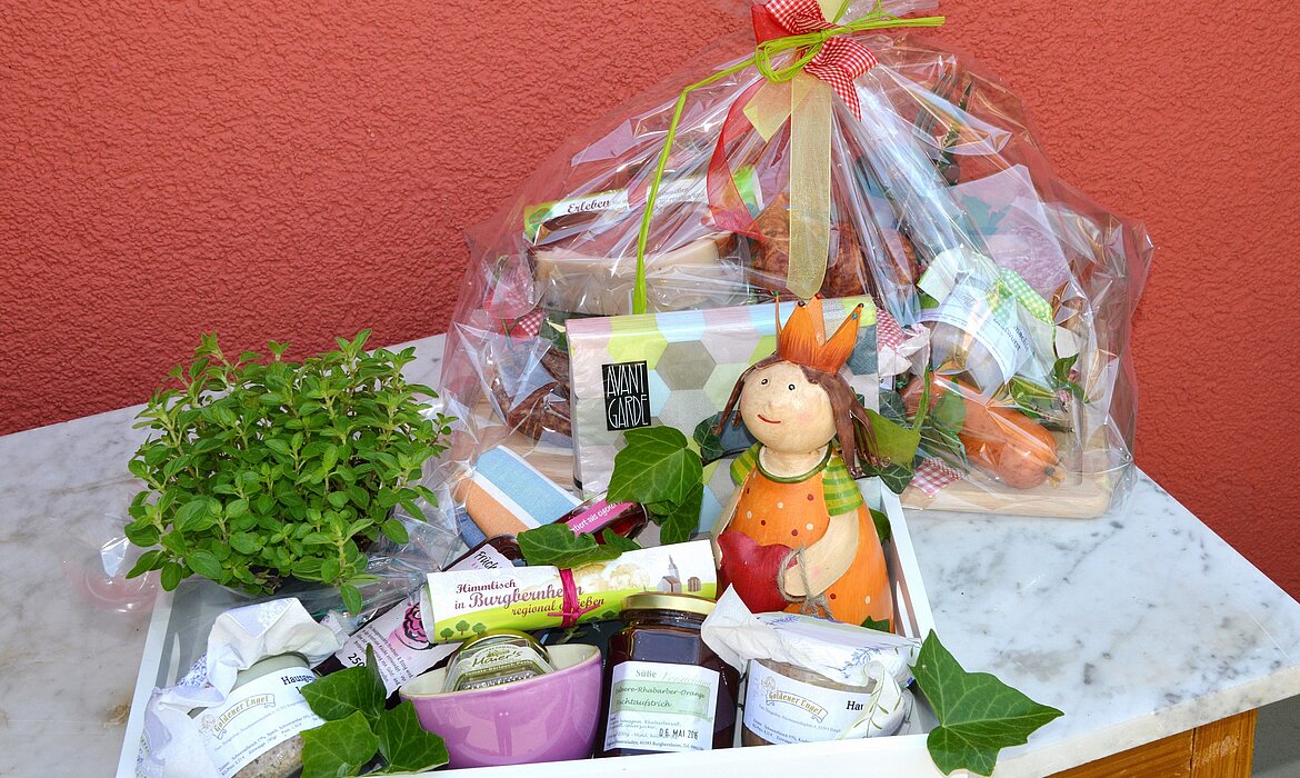 Geschenkset mit regionalen Produkten, liebevoll arrangiert mit Dekofigur und „Handgemacht“-Etikett – ideal für besondere Anlässe und Genuss mit Herz.