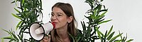 Anna-Lena, blond, Brille, Megaphon, Pflanze