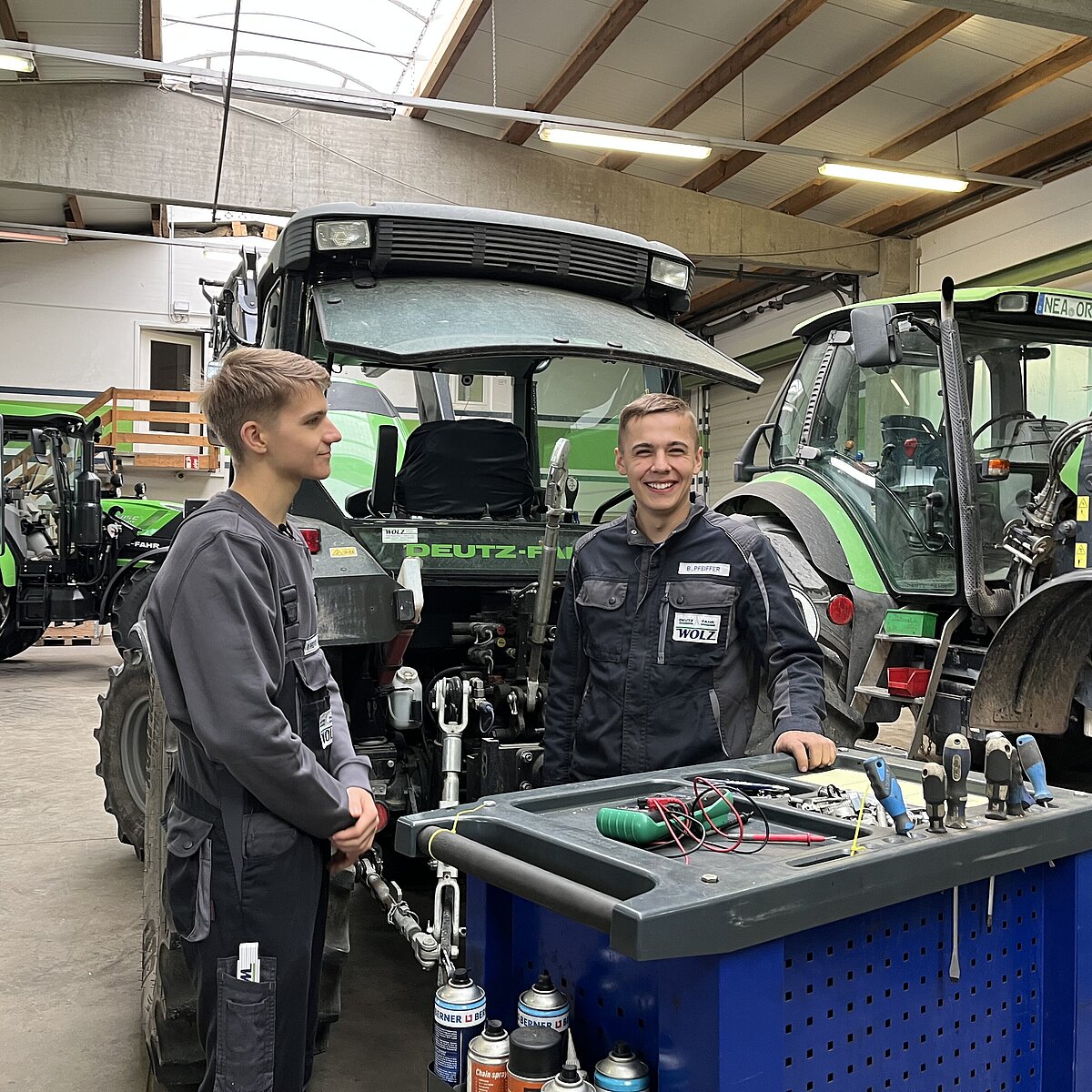 Jobchecker Ramon bei Benjamin vor Landmaschinen stehend