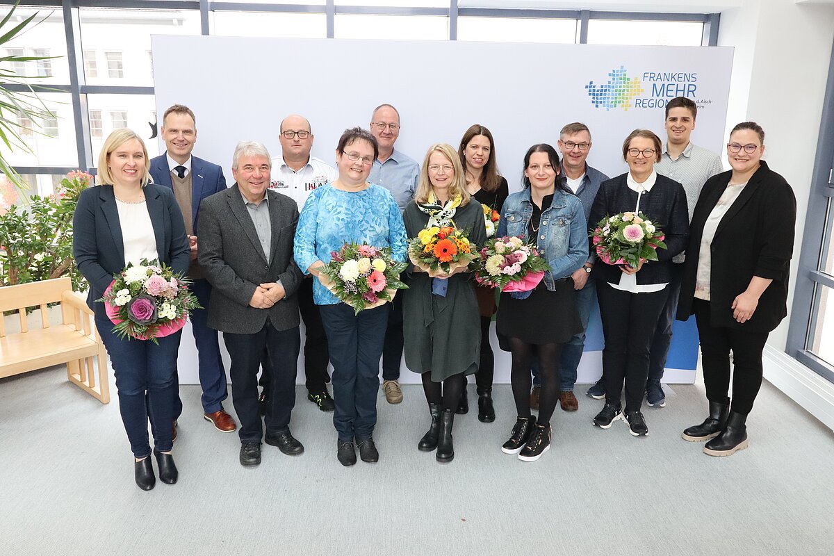Gruppe von Personen mit Blumensträußen in den Händen