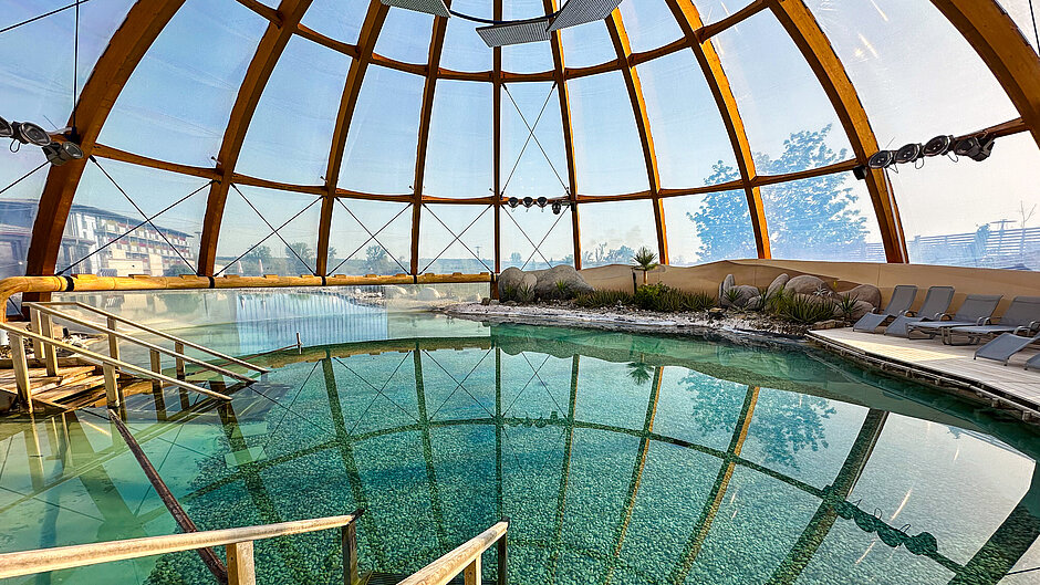 Blick von innen in die Glaskuppel über dem Salzsee 