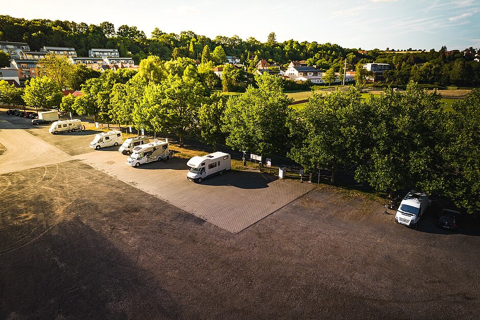 Luftaufnahme von zwei Wohnmobilen auf dem Wohnmobilstellplatz am Festplatz in Neustadt a.d.Aisch im Sonnenschein