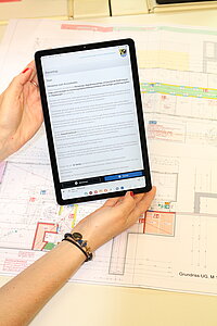 Tablet mit Titel digitale Bauakte