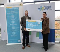 Regierungspräsidentin Dr. Kerstin Engelhardt-Blum überreicht Landrat Dr. Christian von Dobschütz ein Erkennungsschild für den Landkreis als „Unterstützer im Team Energiewende Bayern (TEB)“.