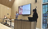 2 Personen beim Vortrag im Bernatura