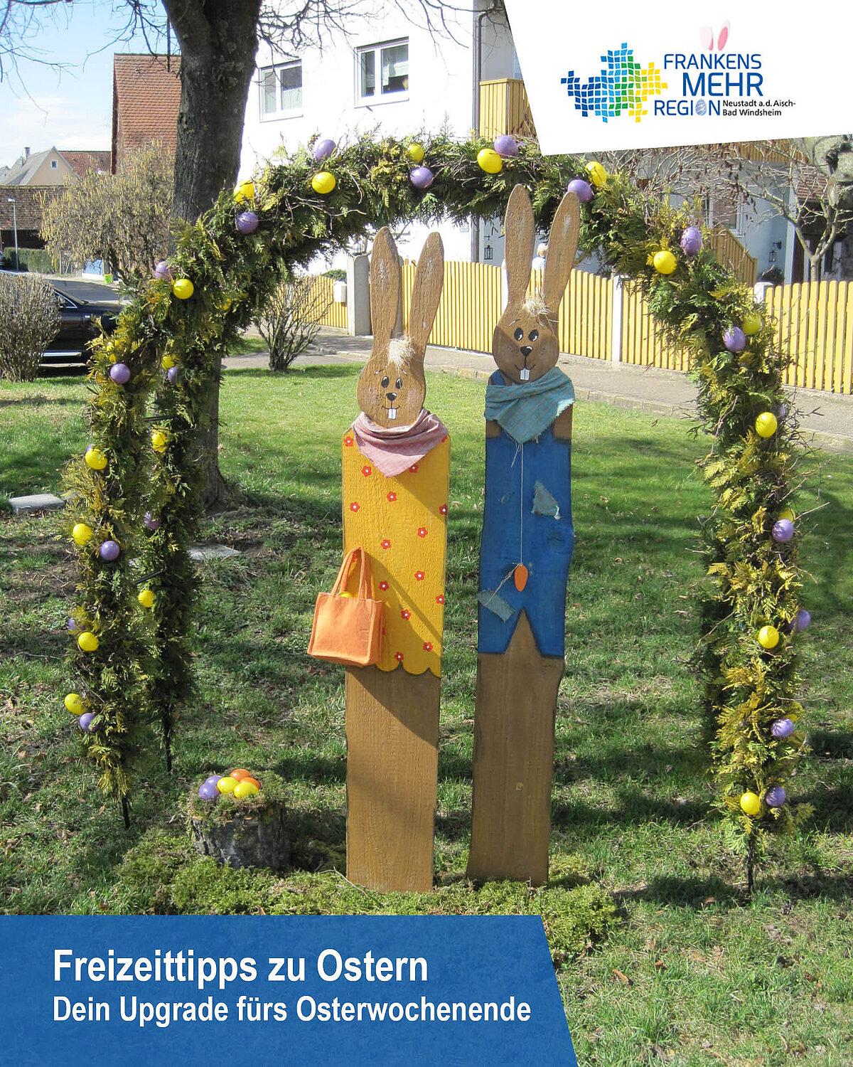 Osterdeko vor einem Osterbogen mit Osterhasen davor