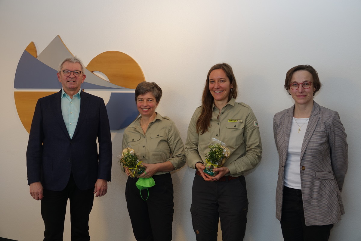 Gruppenbild mit vier Personen, davon zwei die neuen Naturpark-Rangerinnen
