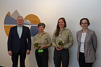 Gruppenbild mit vier Personen, davon zwei die neuen Naturpark-Rangerinnen