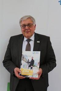 Landrat Helmut Weiß freut sich über den neuen Jahresrückblick 2021. 
