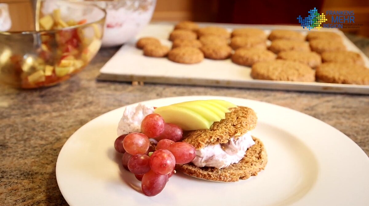 Lebkuchendessert mit Fruchtsalat