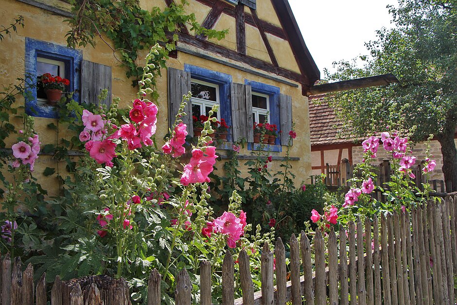 Fachwerkhaus von außen mit Blumen im Vordergrund