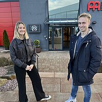 Daniela und Christian vor dem Gebäude der Firma Meinl