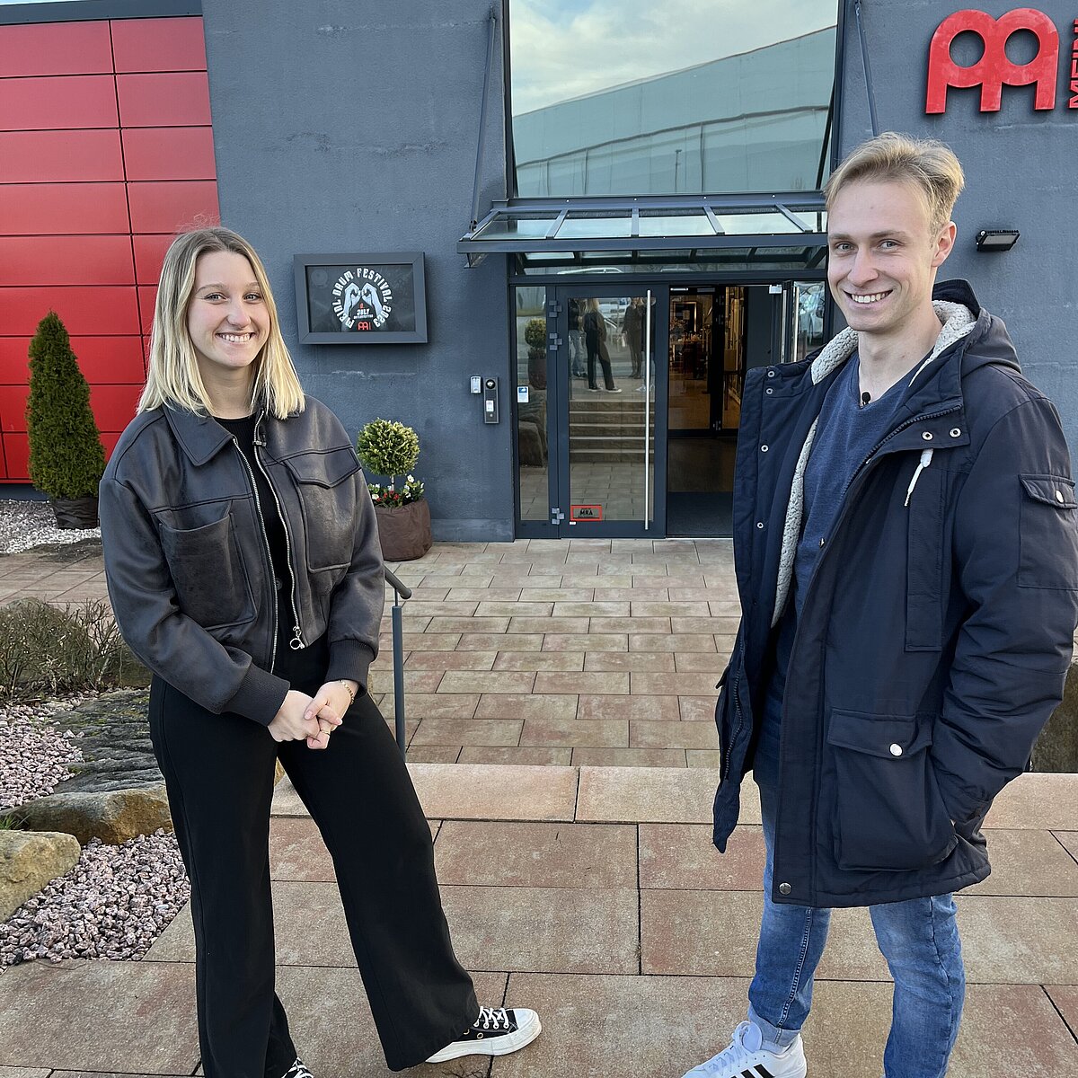 Daniela und Christian vor dem Gebäude der Firma Meinl